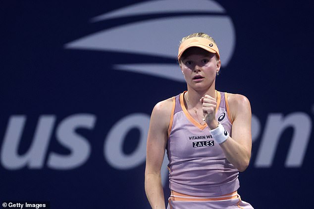 Harriet Dart races through to US Open second round with straight sets win over Chloe Paquet... thanks to a VERY familiar addition to her coaching team