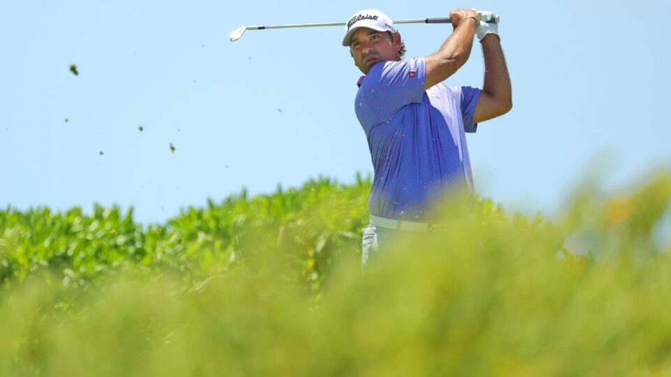 New dad Rafael Campos shares the lead in Bermuda Championship